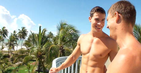 Il super stallone americano Kris Evans e il super stallone ceco Sascha Chaykin fanno del buon sesso all