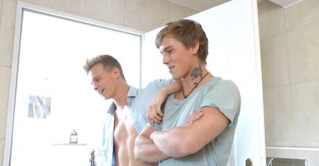 Gli amici sexy Jack Harrer, Kevin Warhol e Max Ryder si fanno un culo sotto una doccia calda