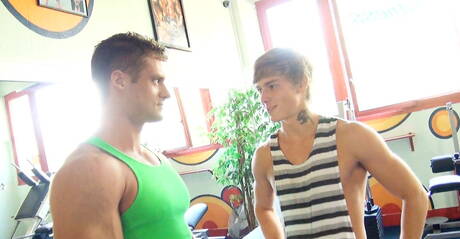 Tsjechische sterren: gespierde kerel Kevin Warhol en stier Derek Raser in harde anale seks