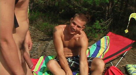 Tsjechische jongeman Paul Valery en sterke man Thierry Aulin hebben een hete seks buiten