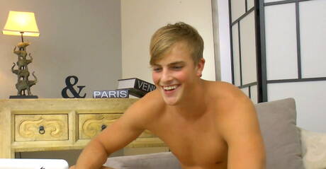 Amerykański mięśniak Mick Lovell masturbuje się swoim penisem