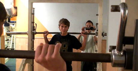 De goed gebouwde Tsjechische Kevin Warhol en de Amerikaanse jongeman Todd Rosset in een pikzuigscène