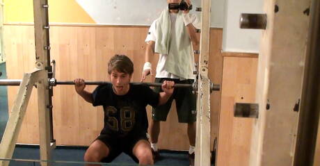 De goed gebouwde Tsjechische Kevin Warhol en de Amerikaanse jongeman Todd Rosset in een pikzuigscène