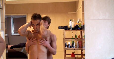 De goed gebouwde Tsjechische Kevin Warhol en de Amerikaanse jongeman Todd Rosset in een pikzuigscène