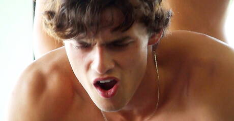 Der tschechische Star, der harte Kerl Andre Boleyn und der heiße Twink Harris Hilton, bohren einen Arsch