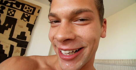 Węgierski ogier Julien Hussey i czeski ogier Luke Hamill w scenie ssania kutasa w basenie