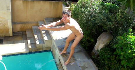 El semental húngaro Julien Hussey y el semental checo Luke Hamill en una escena de mamada en la piscina