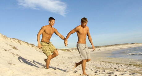 El galán húngaro Vadim Farrell y el guapo checo Harris Hilton tienen sexo anal caliente en la playa