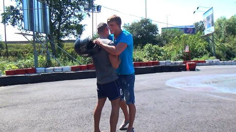 Amerykański siłacz Mick Lovell i słowacki superogier Manuel Rios w gorącym seksie analnym na zewnątrz