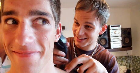 Hete Tsjechische superster Ariel Vanean en knappe kerel Kevin Warhol in een pikzuigscène in bad