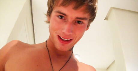 Hete Tsjechische superster Ariel Vanean en knappe kerel Kevin Warhol in een pikzuigscène in bad