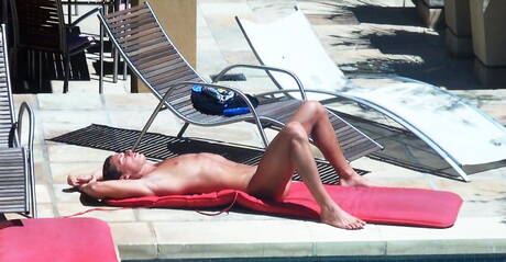 Hete Tsjechische superster Ariel Vanean en knappe kerel Kevin Warhol in een pikzuigscène in bad