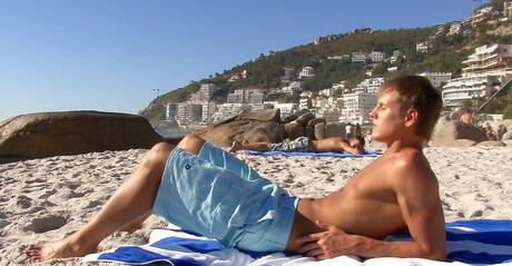 Las estrellas checas, el guapo Harris Hilton y el corpulento Luke Hamill, se follan el culo después de chupar una polla en la playa.