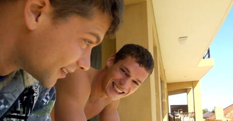 Die sexy Typen Ariel Vanean, Kevin Warhol und Jean-Daniel haben heißen Dreier-Sex im Freien