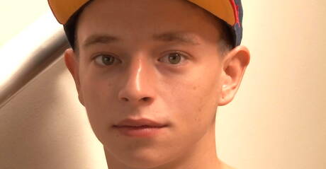 Der junge Josiah Reno wichst