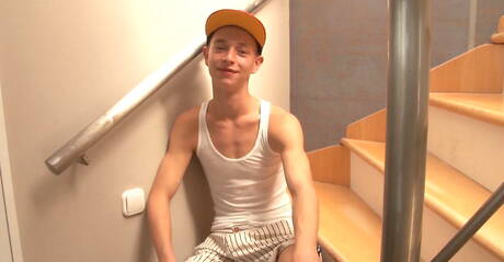 Der junge Josiah Reno wichst