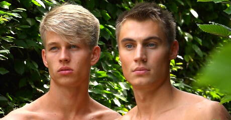 Sexy jongens Hoyt Kogan, Torsten Ullman en Nils Tatum hebben een trio met anale seks buiten