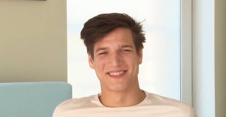 Der muskulöse Timothy Shaw wichst seinen Schwanz