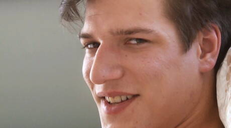 Der muskulöse Timothy Shaw wichst seinen Schwanz