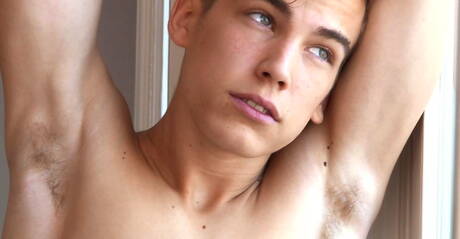 Il muscoloso Gerry Woodward stuzzica il suo cazzo