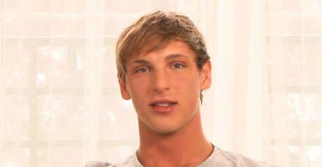 Sterke stier Aaron Brady plaagt zijn pik