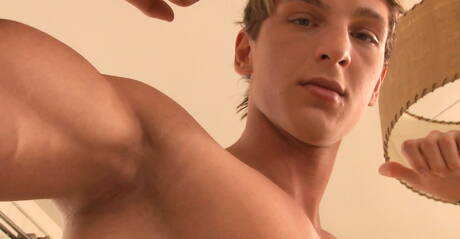 Sterke stier Aaron Brady plaagt zijn pik