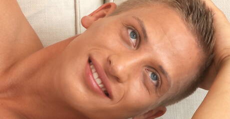 Der gut gebaute Karsten Blomkvist spielt mit dem Schwanz