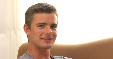 Hunk Markus Bailey speelt met pik