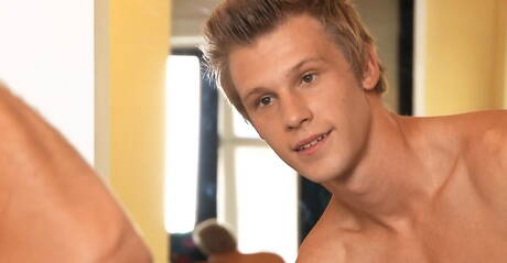 Der kräftige Griffin Phillips wichst seinen Schwanz