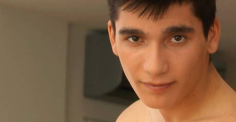 O durão Bryce Warner posando nu