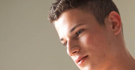 Der muskulöse Tscheche Yannis Paluan wichst