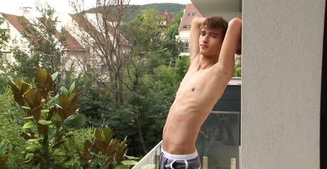 Słowacki młody Kieran Benning masturbuje się na zewnątrz