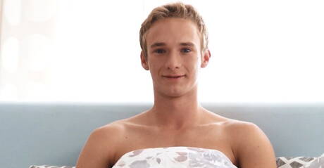 Le culturiste Jasper Leigh joue avec une bite