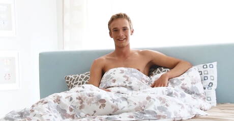 Le culturiste Jasper Leigh joue avec une bite