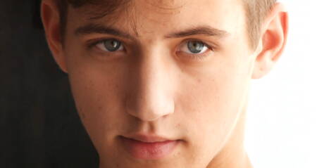 Der junge Tscheche Shane Sanders zieht sich aus und zeigt seinen knackigen Hintern