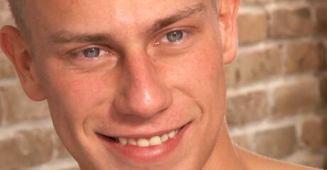 肌肉發達的格倫·伊斯內爾手淫