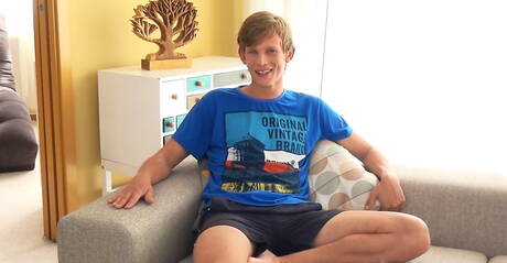 Ogier Curtis Richie drażni swojego penisa w gorącym prysznicu