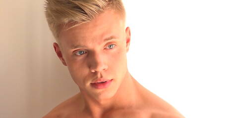 Le superétalon Robin Rieff taquine sa bite