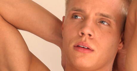 Le superétalon Robin Rieff taquine sa bite