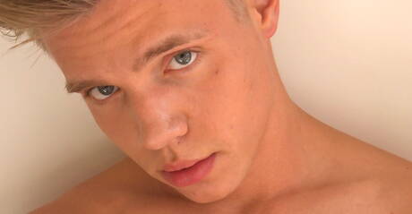 Le superétalon Robin Rieff taquine sa bite