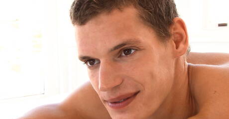 Czeski husky Jean-Daniel bawi się penisem w gorącym prysznicu