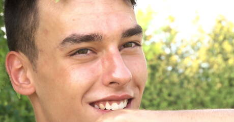 Il bel fusto Axel Menard si stuzzica il cazzo all