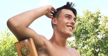 Il bel fusto Axel Menard si stuzzica il cazzo all