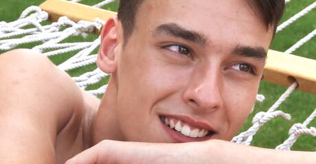 Il bel fusto Axel Menard si stuzzica il cazzo all