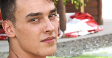 Il bel fusto Axel Menard si stuzzica il cazzo all