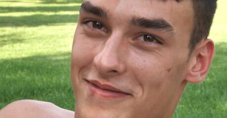 Il bel fusto Axel Menard si stuzzica il cazzo all