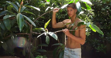 Der tschechische Schönling Matthieu Pique spielt draußen mit seinem Schwanz