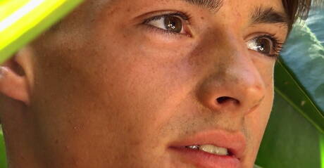 Der tschechische Schönling Matthieu Pique spielt draußen mit seinem Schwanz