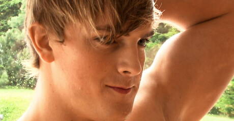 Amerykański mięśniak Mick Lovell masturbuje się swoim kutasem