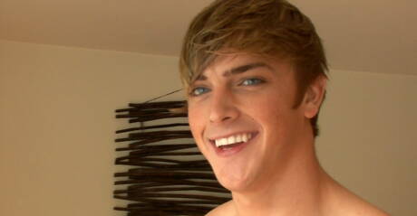 Amerykański mięśniak Mick Lovell masturbuje się swoim kutasem